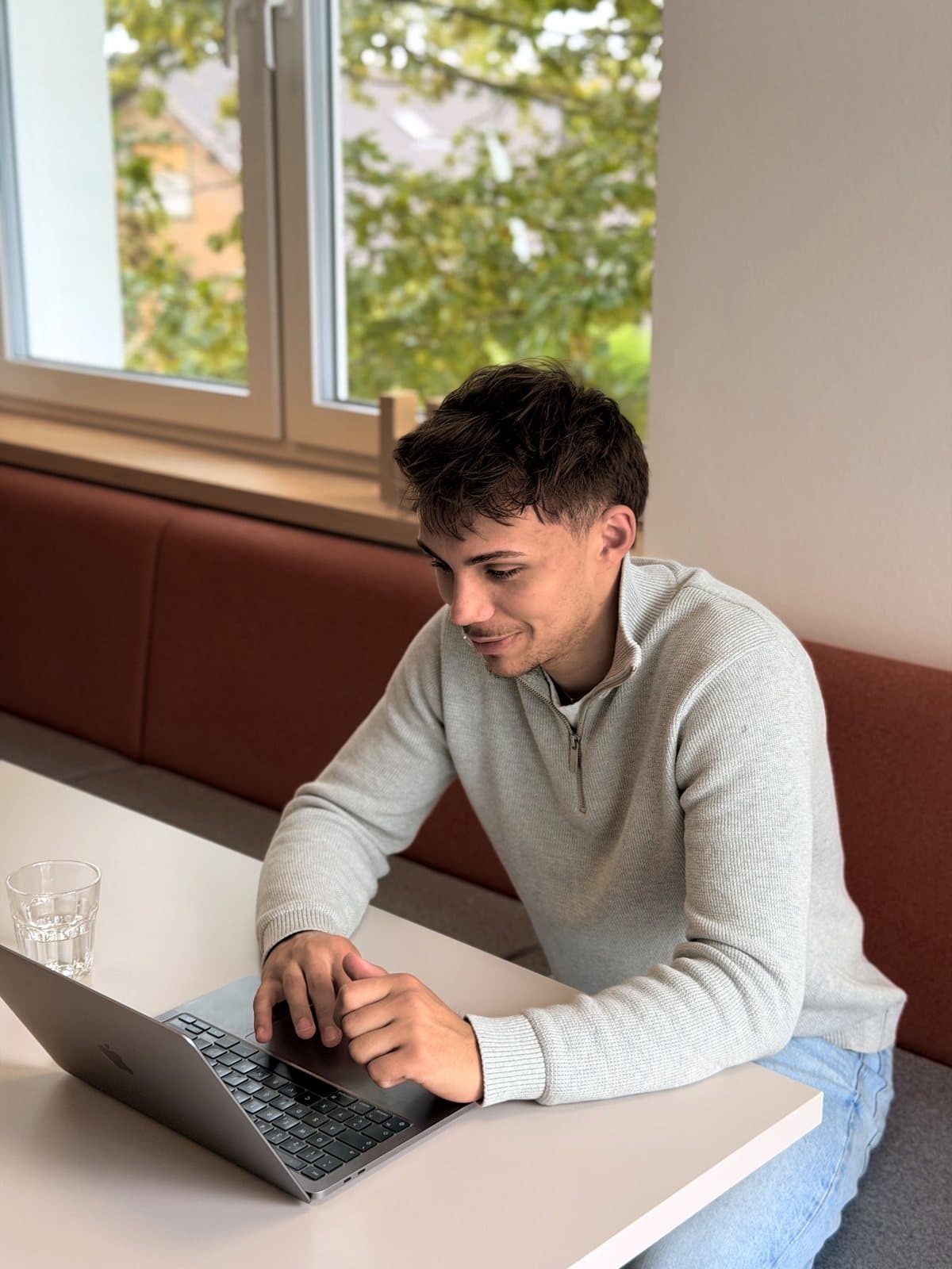 Luis Sabisch am Laptop.