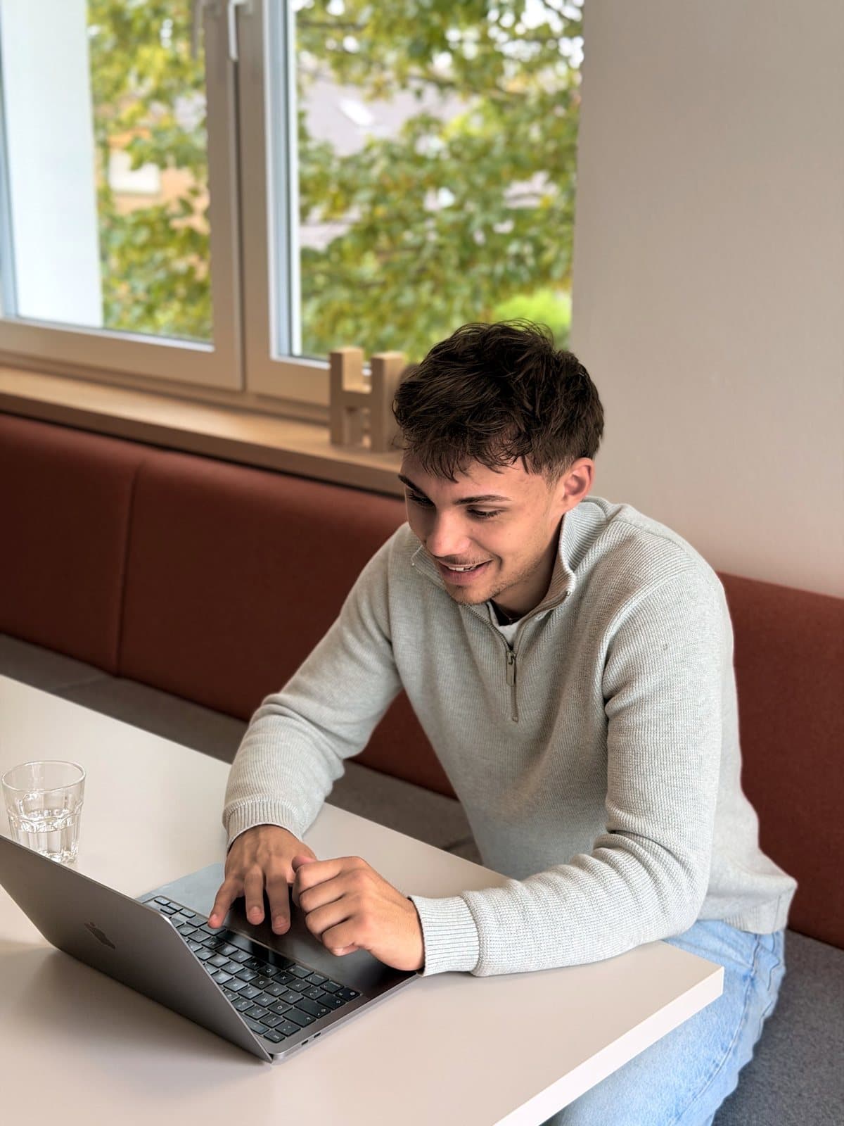 Luis Sabisch am Laptop, von der Seite.