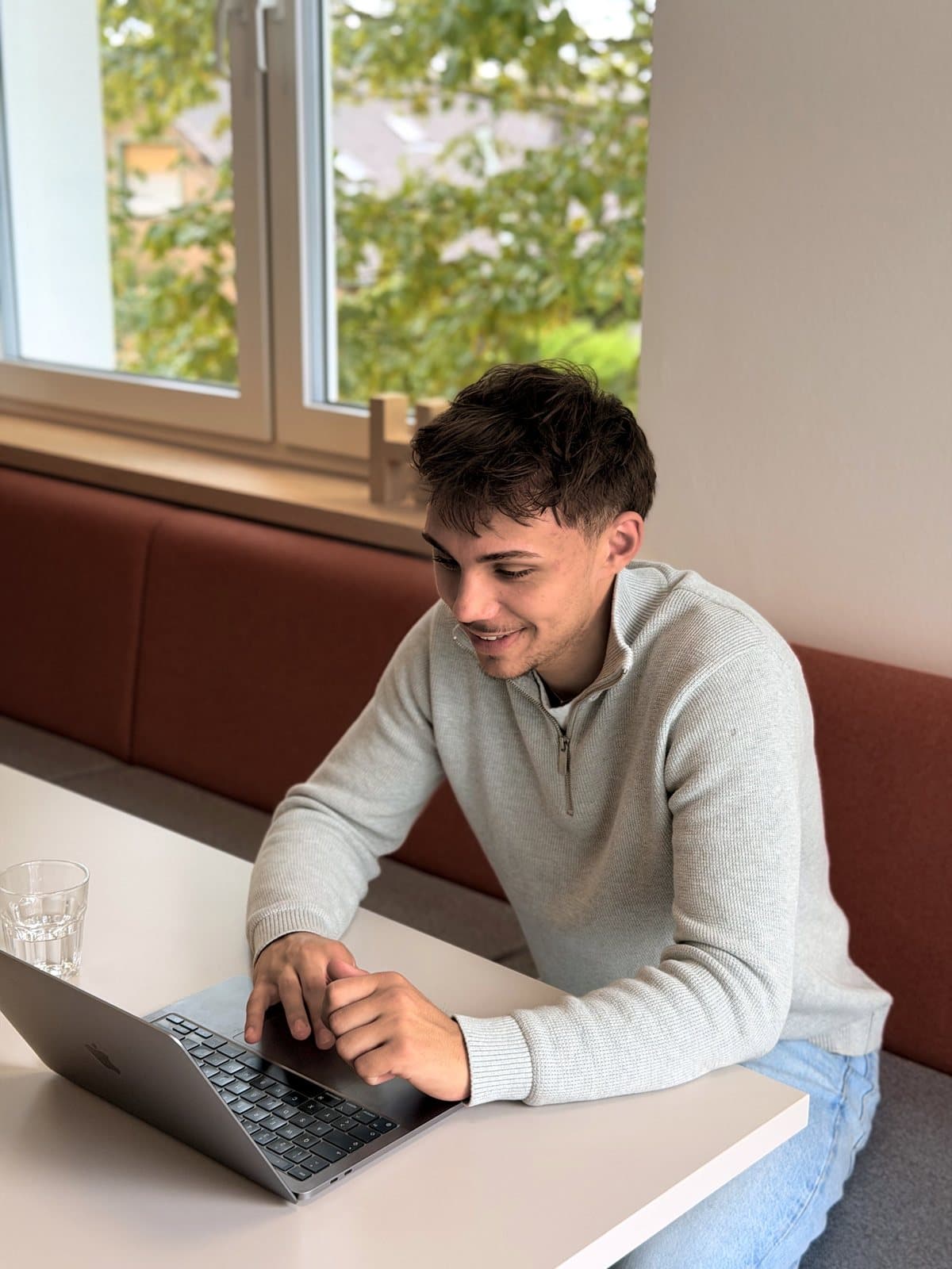 Luis Sabisch am Laptop