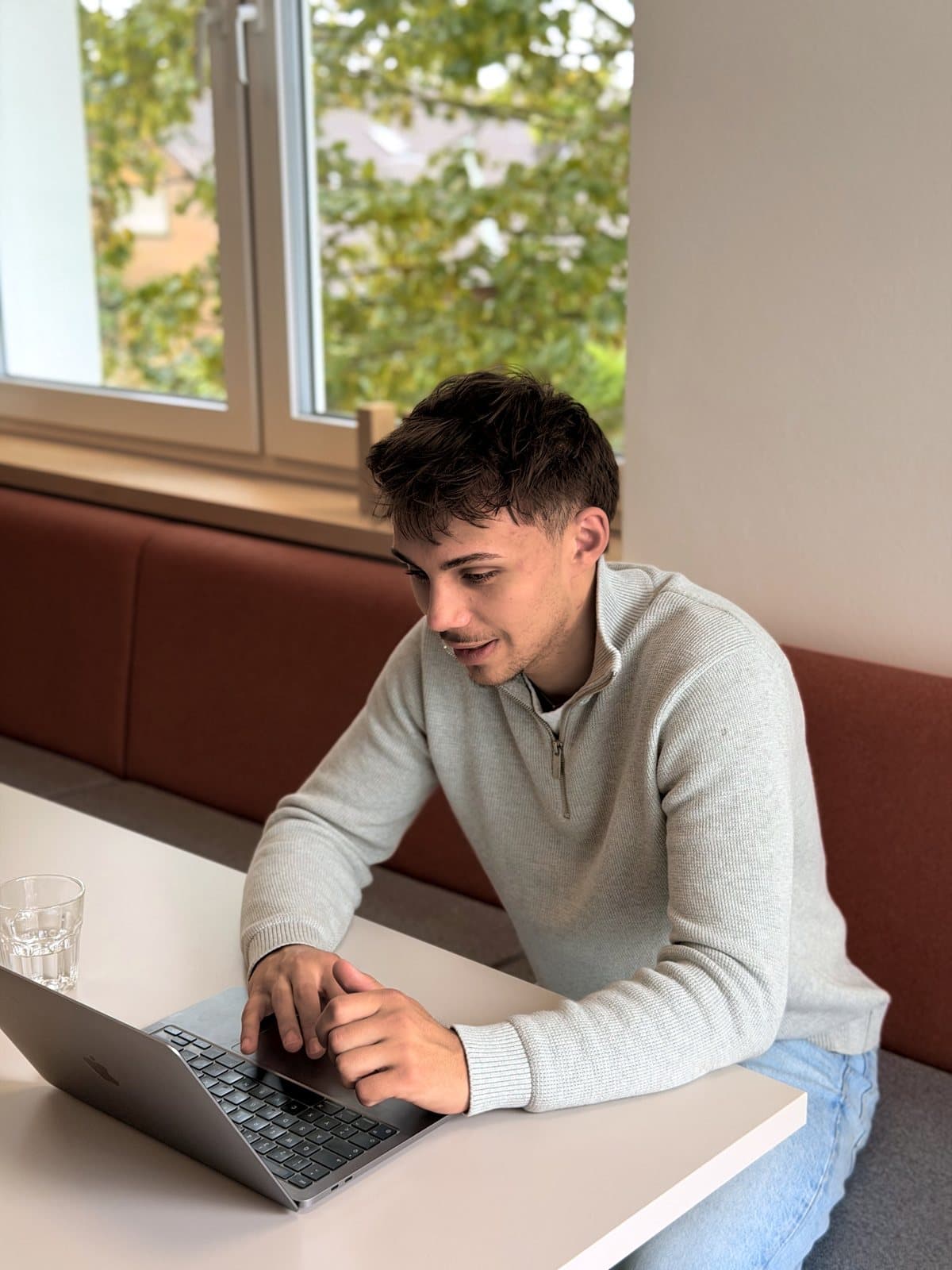 Luis Sabisch blickt konzentriert auf den Bildschirm seines Laptops.