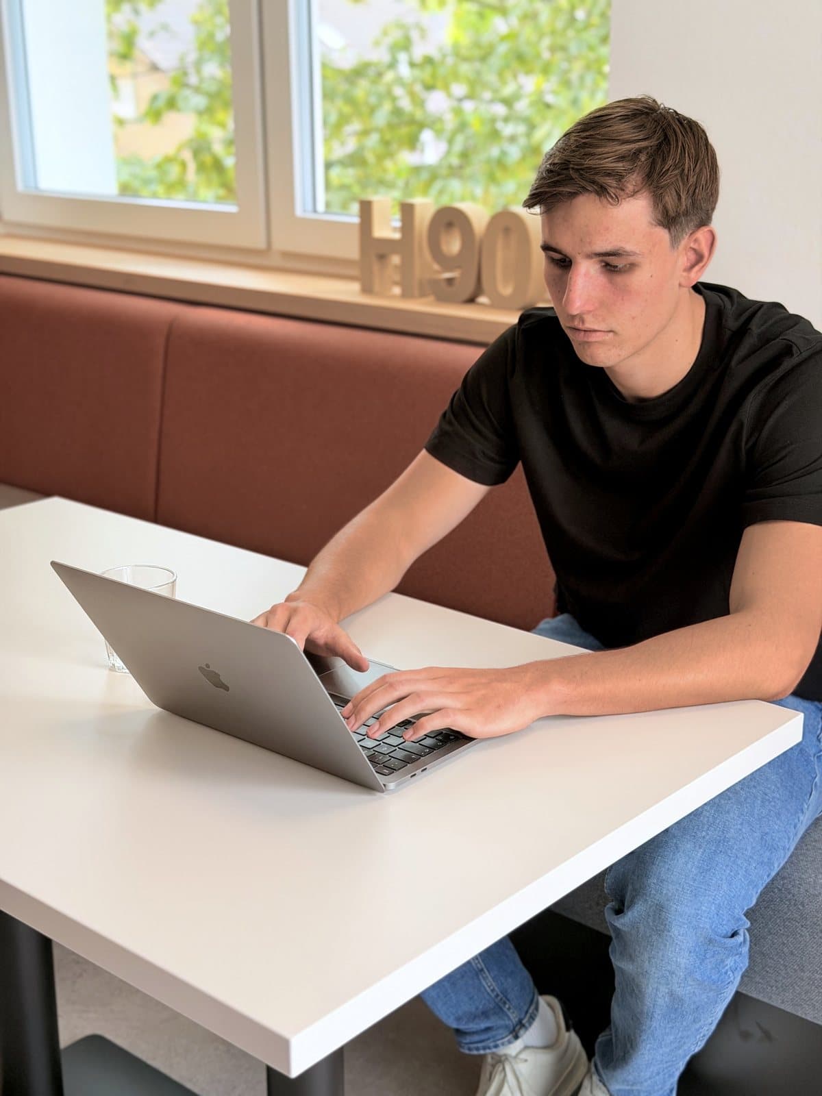 Max Wiebe am Laptop im Büro in Anröchte.