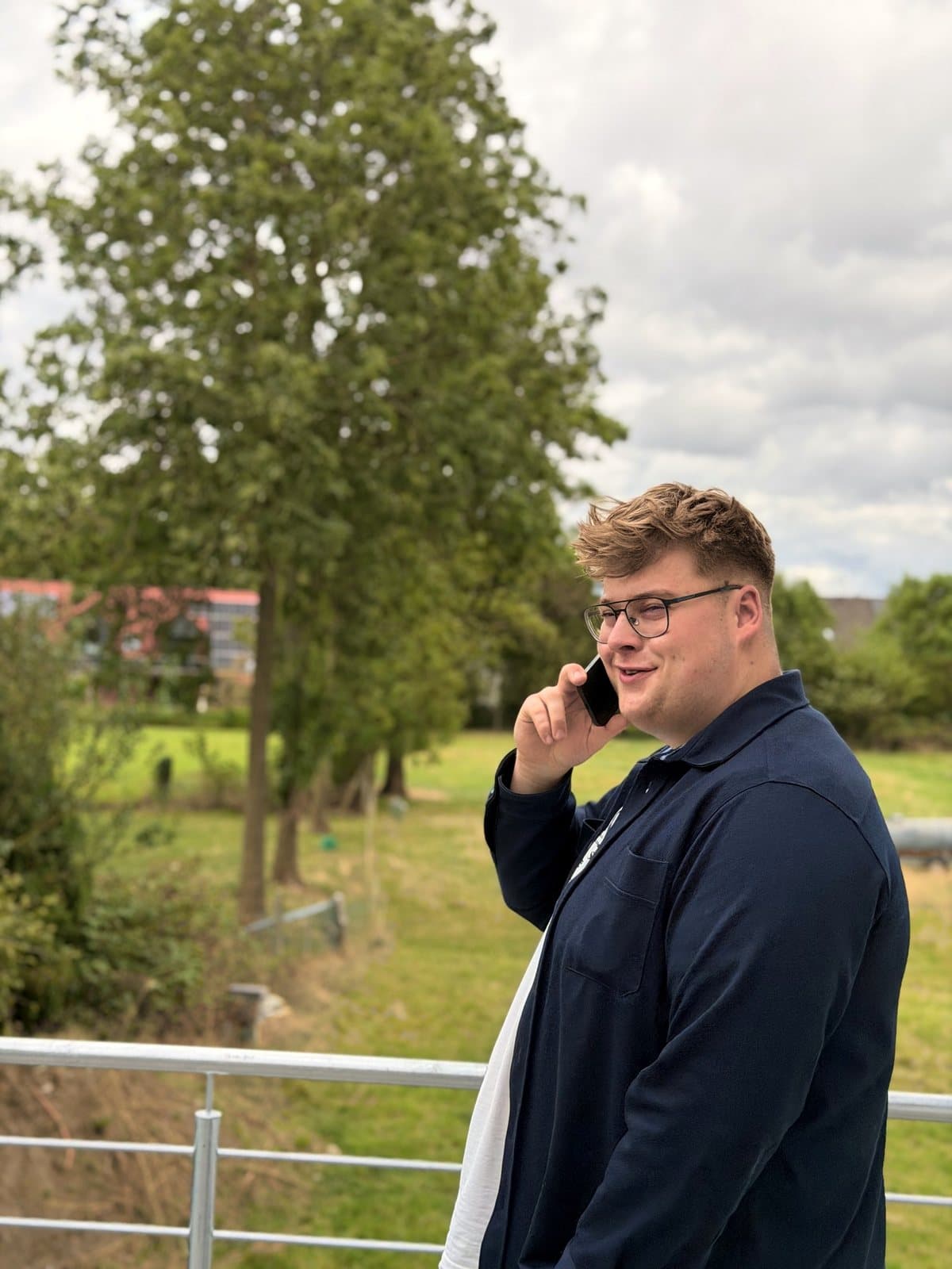 Paul Budde draußen am Telefon.