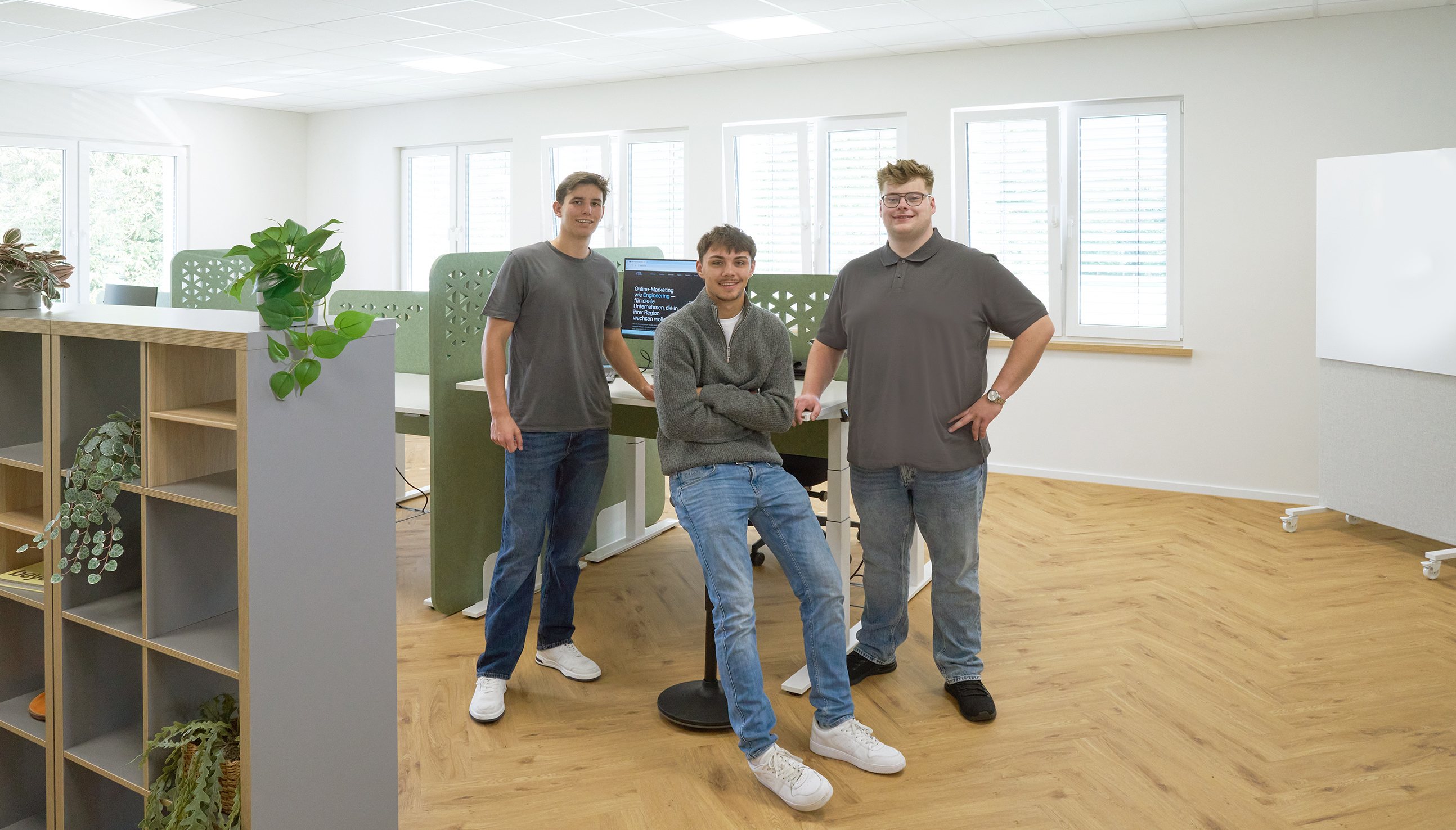Max Wiebe, Luis Sabisch und Paul Budde im Büro