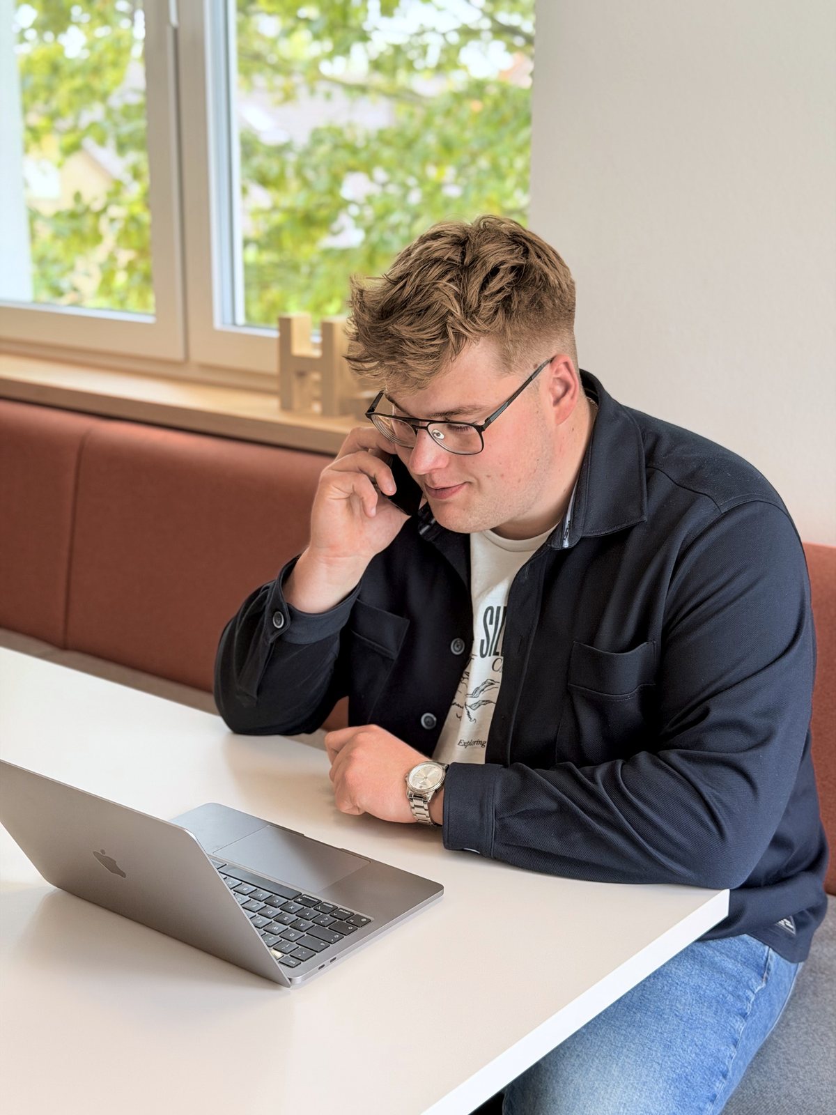 Paul Budde am Telefon